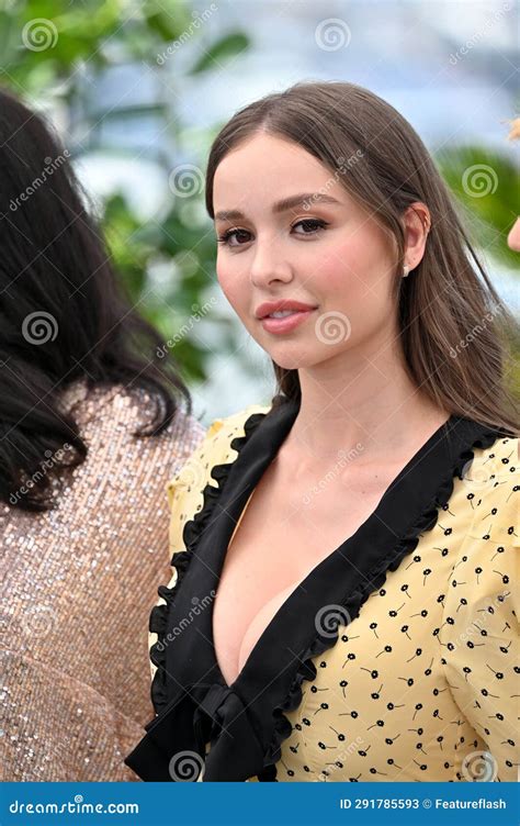 Sophie Mudd photo gallery .